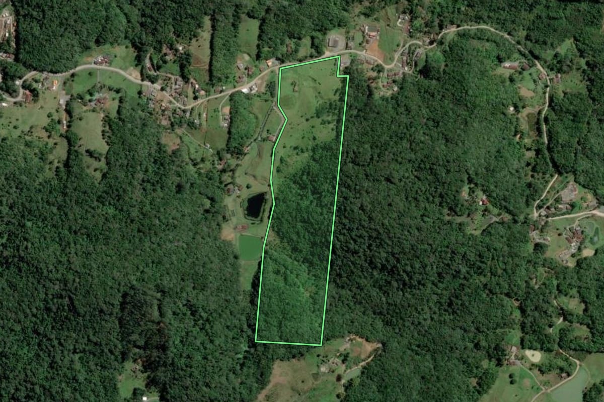 Imagem de satélite do imóvel rural em Blumenau (SC), com o contorno declarado no CAR desenhado por cima.