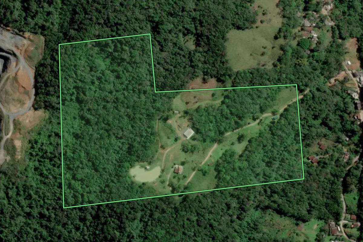 Imagem de satélite do imóvel rural em Blumenau (SC), com o contorno declarado no CAR desenhado por cima.