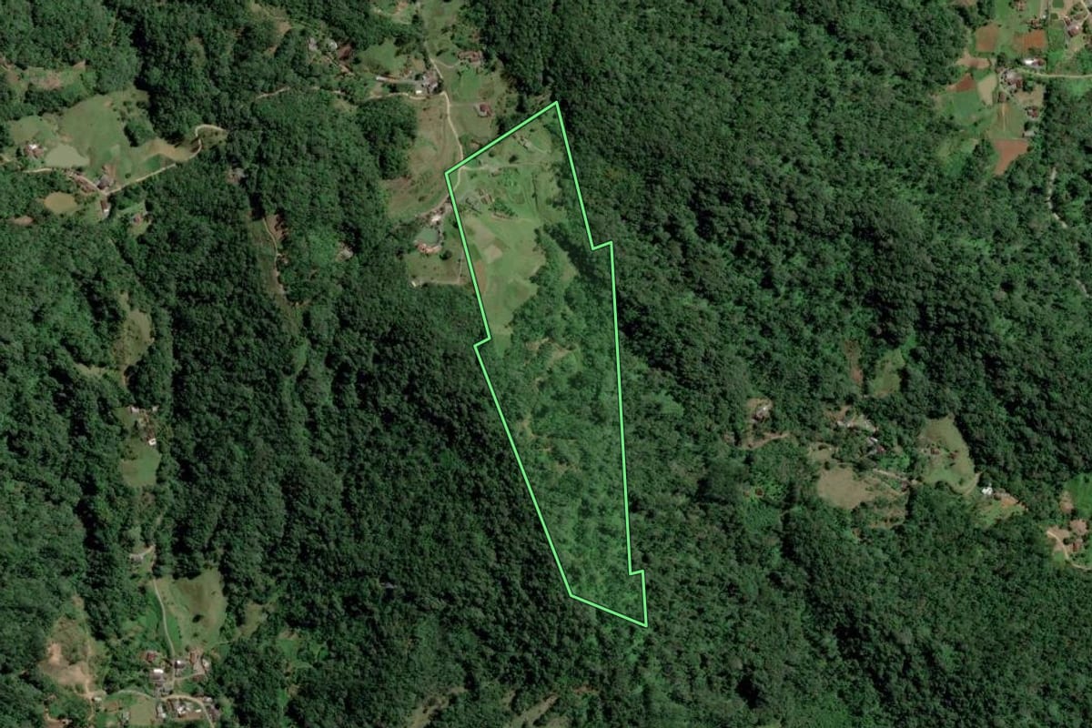 Imagem de satélite do imóvel rural em Blumenau (SC), com o contorno declarado no CAR desenhado por cima.