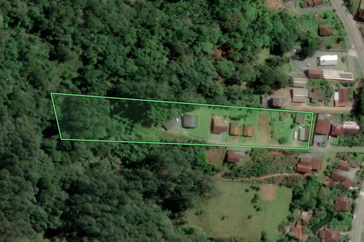 Imagem de satélite do imóvel rural em Blumenau (SC), com o contorno declarado no CAR desenhado por cima.