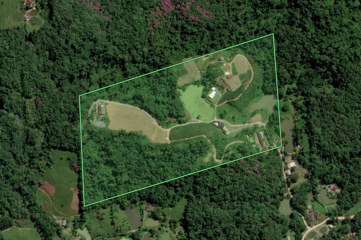 Imagem de satélite do imóvel rural em Blumenau (SC), com o contorno declarado no CAR desenhado por cima.