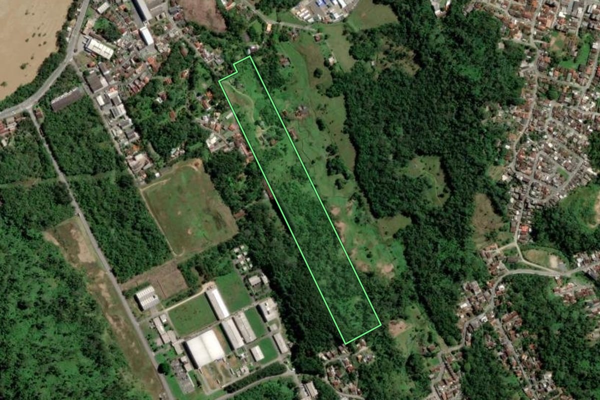 Imagem de satélite do imóvel rural em Blumenau (SC), com o contorno declarado no CAR desenhado por cima.