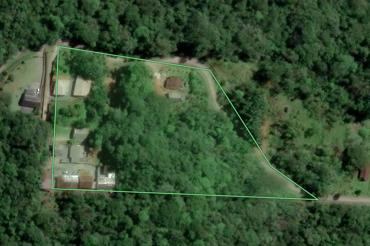 Imagem de satélite do imóvel rural em Blumenau (SC), com o contorno declarado no CAR desenhado por cima.