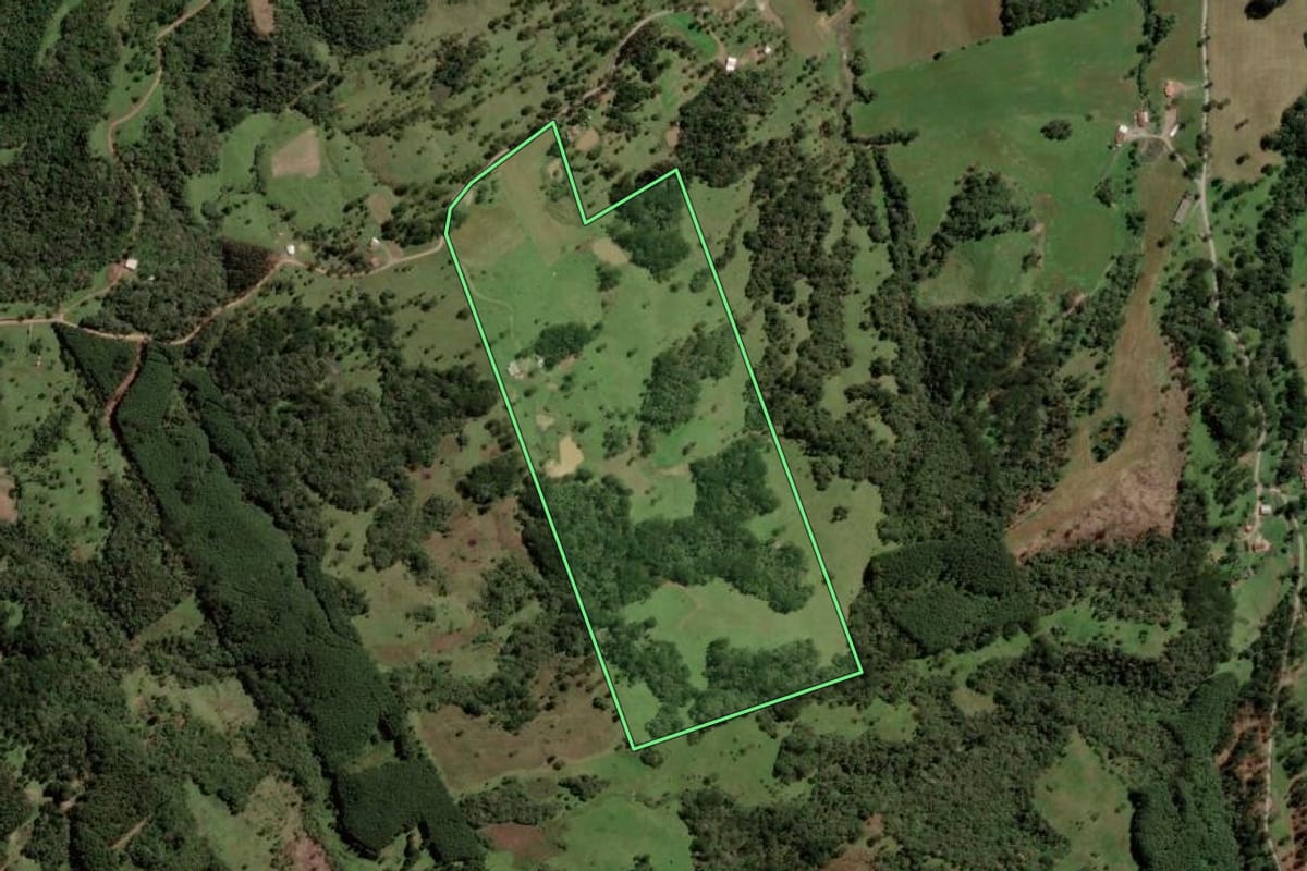 Imagem de satélite do imóvel rural em Bocaina do Sul (SC), com o contorno declarado no CAR desenhado por cima.