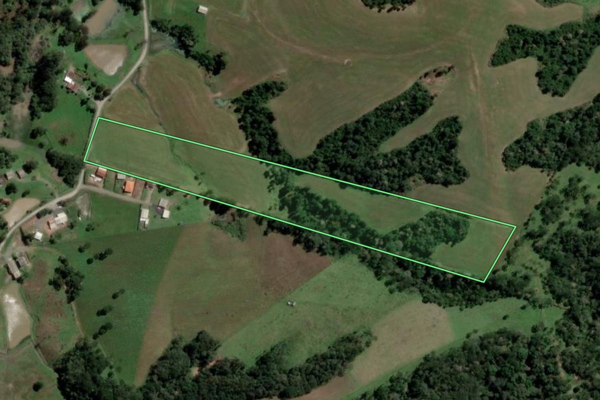 Imagem de satélite do imóvel rural em Bocaina do Sul (SC), com o contorno declarado no CAR desenhado por cima.