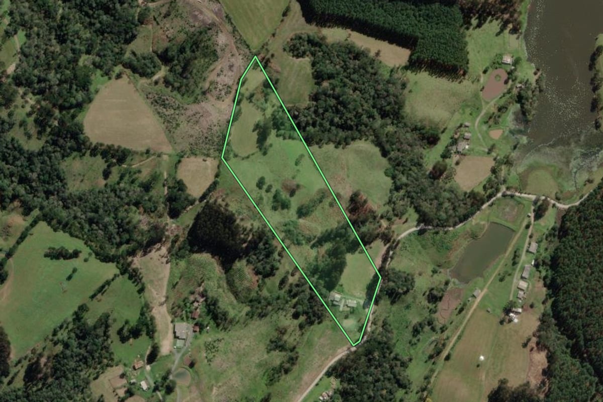 Imagem de satélite do imóvel rural em Bocaina do Sul (SC), com o contorno declarado no CAR desenhado por cima.