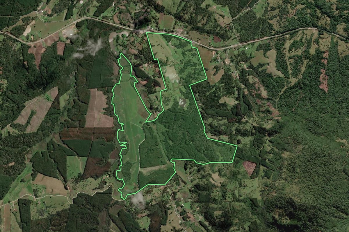 Imagem de satélite do imóvel rural em Bocaina do Sul (SC), com o contorno declarado no CAR desenhado por cima.