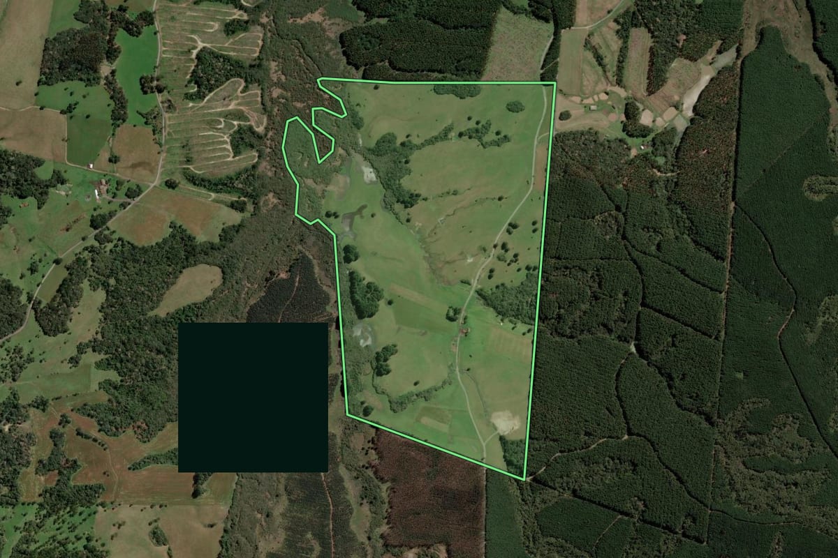 Imagem de satélite do imóvel rural em Bocaina do Sul (SC), com o contorno declarado no CAR desenhado por cima.