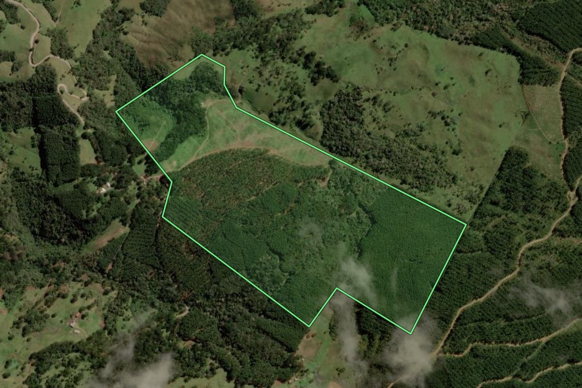Imagem de satélite do imóvel rural em Bocaina do Sul (SC), com o contorno declarado no CAR desenhado por cima.
