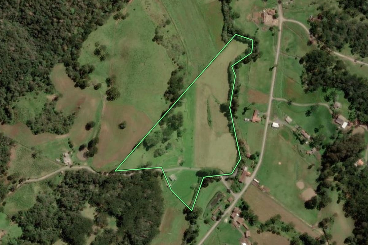 Imagem de satélite do imóvel rural em Bocaina do Sul (SC), com o contorno declarado no CAR desenhado por cima.