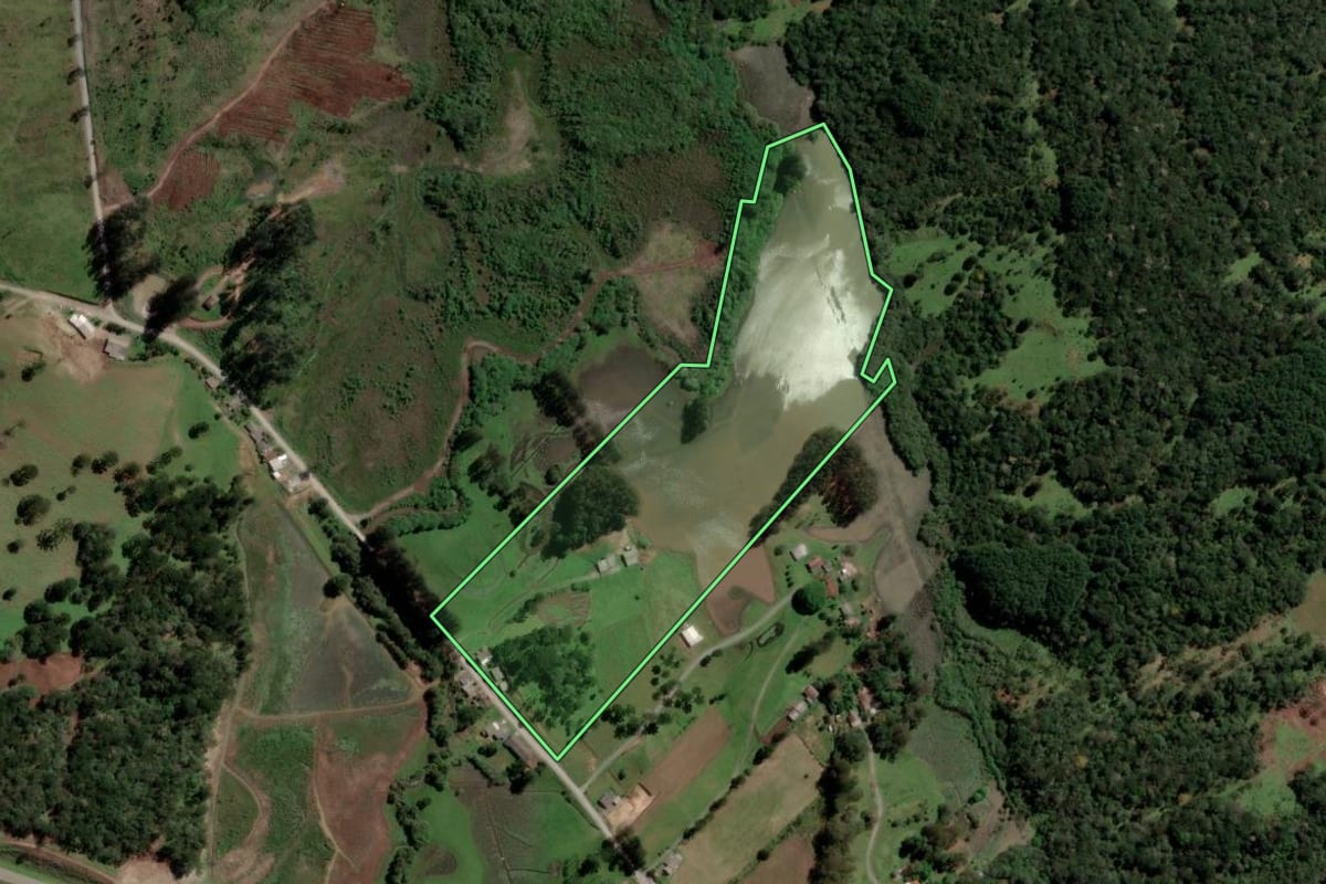Imagem de satélite do imóvel rural em Bocaina do Sul (SC), com o contorno declarado no CAR desenhado por cima.