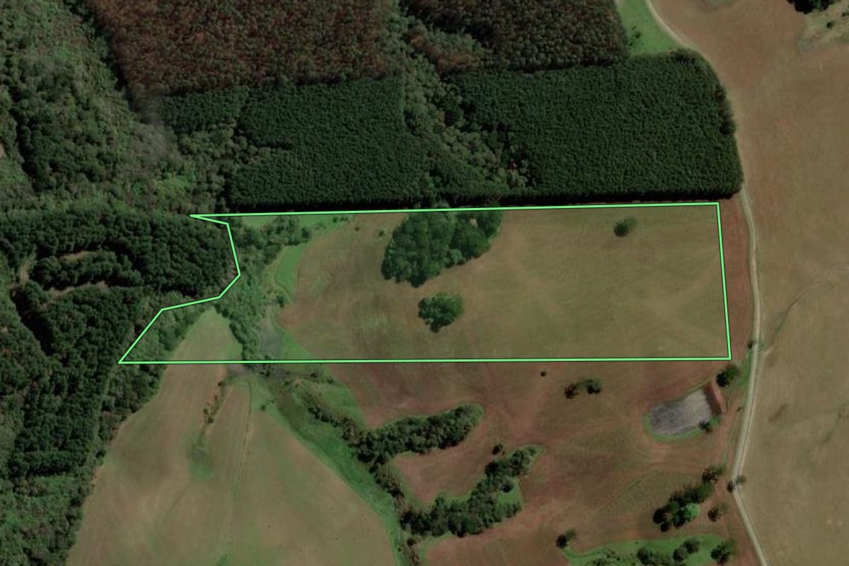 Imagem de satélite do imóvel rural em Bocaina do Sul (SC), com o contorno declarado no CAR desenhado por cima.