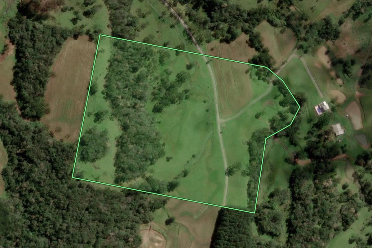 Imagem de satélite do imóvel rural em Bocaina do Sul (SC), com o contorno declarado no CAR desenhado por cima.
