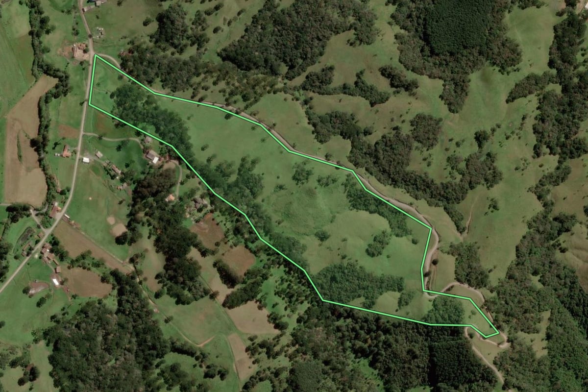 Imagem de satélite do imóvel rural em Bocaina do Sul (SC), com o contorno declarado no CAR desenhado por cima.