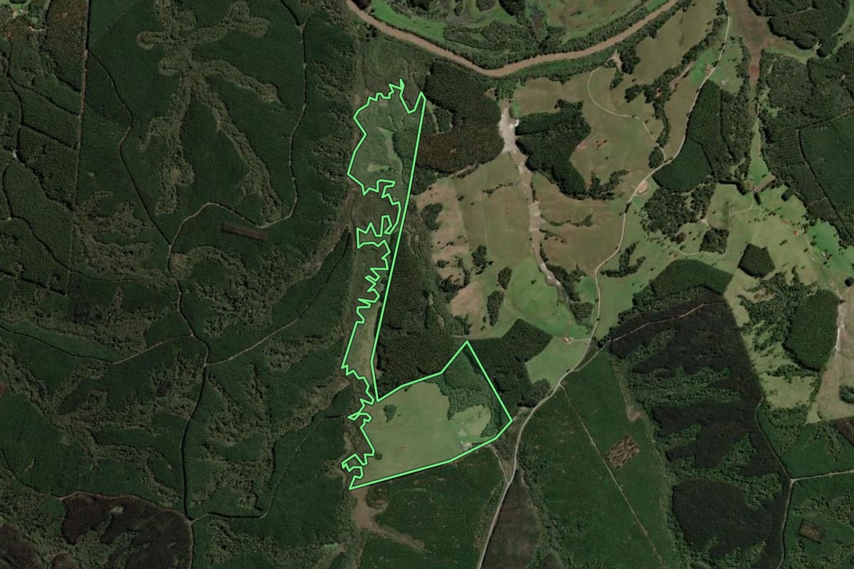 Imagem de satélite do imóvel rural em Bocaina do Sul (SC), com o contorno declarado no CAR desenhado por cima.