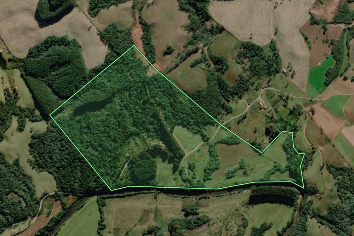 Imagem de satélite do imóvel rural em Bocaina do Sul (SC), com o contorno declarado no CAR desenhado por cima.