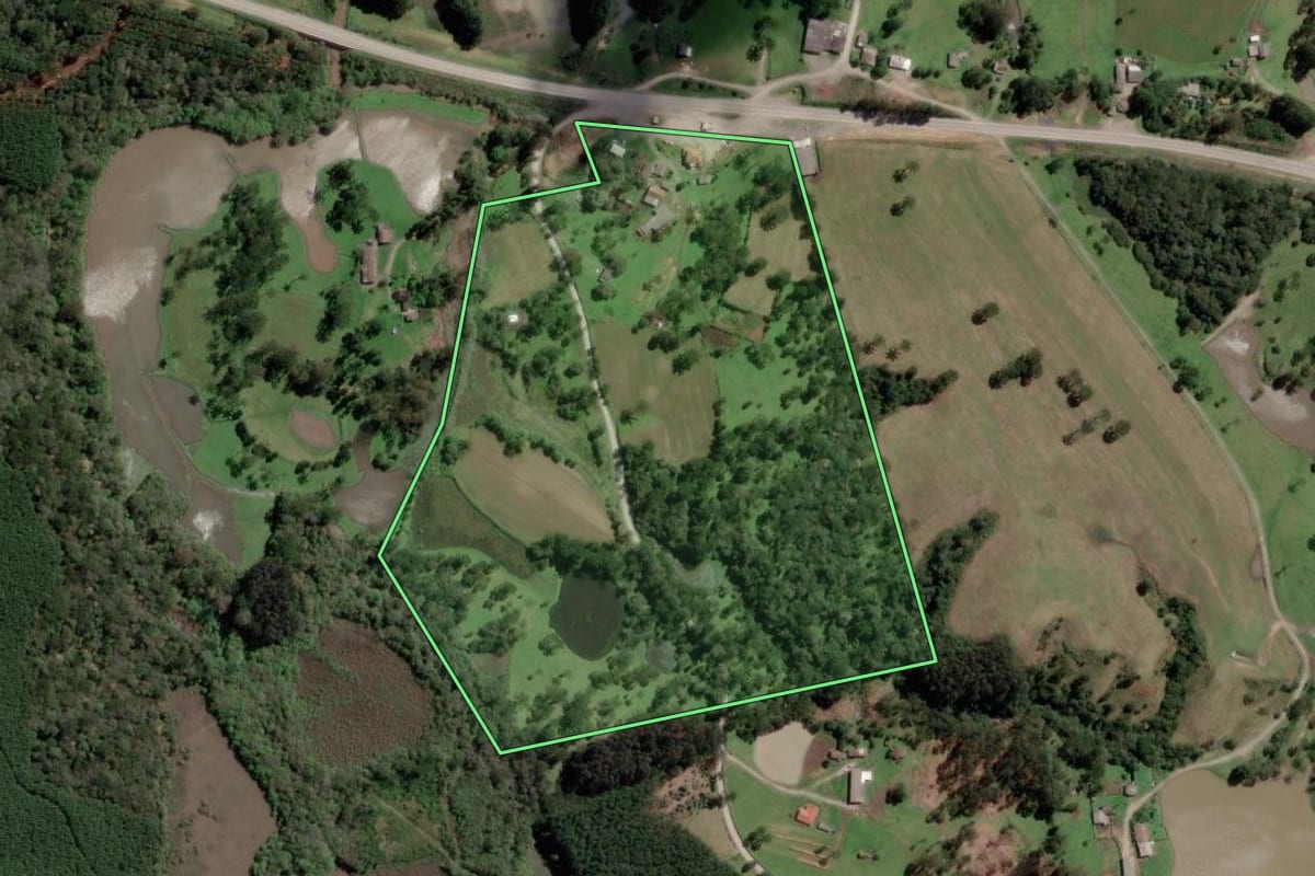 Imagem de satélite do imóvel rural em Bocaina do Sul (SC), com o contorno declarado no CAR desenhado por cima.