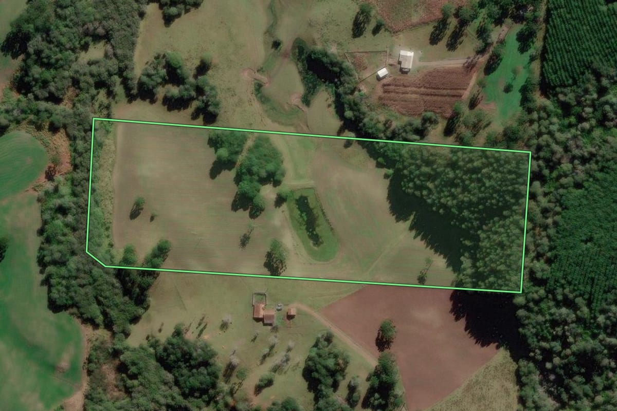Imagem de satélite do imóvel rural em Bocaina do Sul (SC), com o contorno declarado no CAR desenhado por cima.