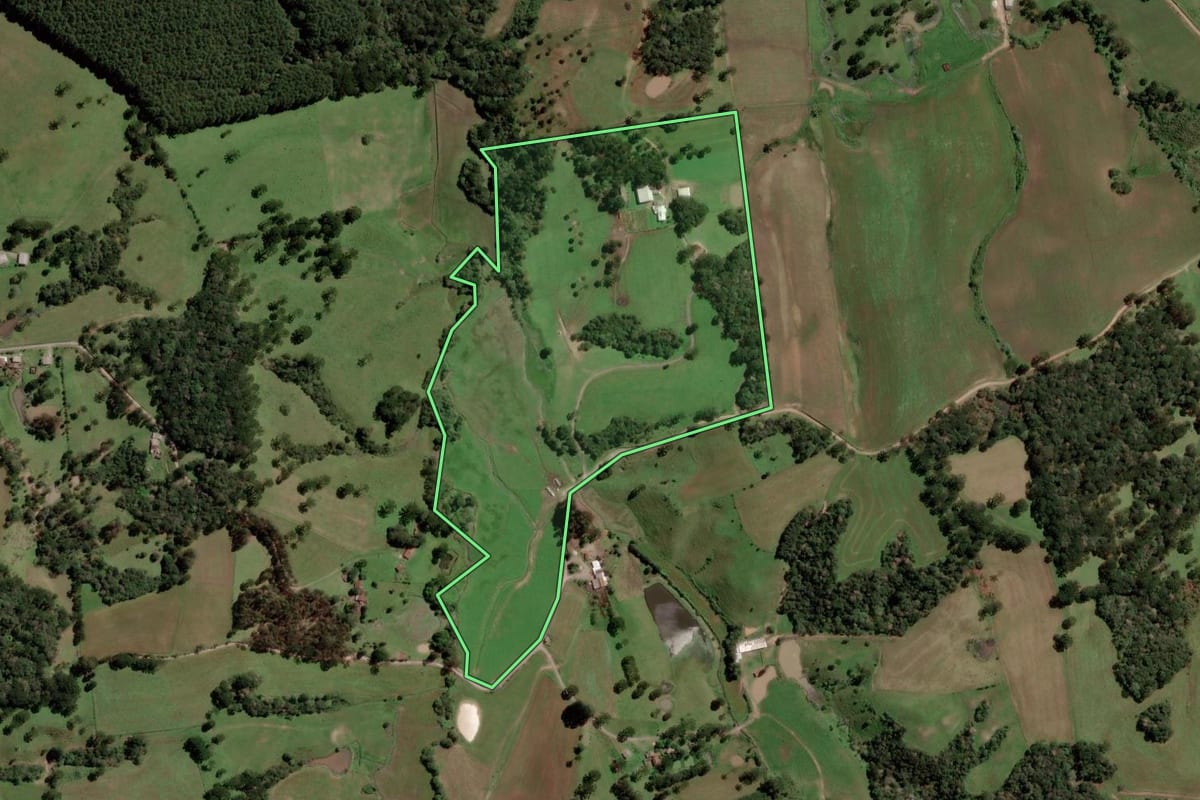 Imagem de satélite do imóvel rural em Bocaina do Sul (SC), com o contorno declarado no CAR desenhado por cima.