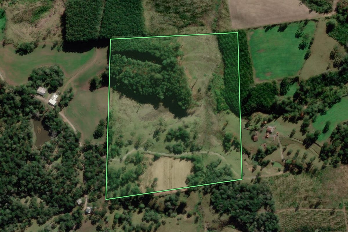 Imagem de satélite do imóvel rural em Bocaina do Sul (SC), com o contorno declarado no CAR desenhado por cima.