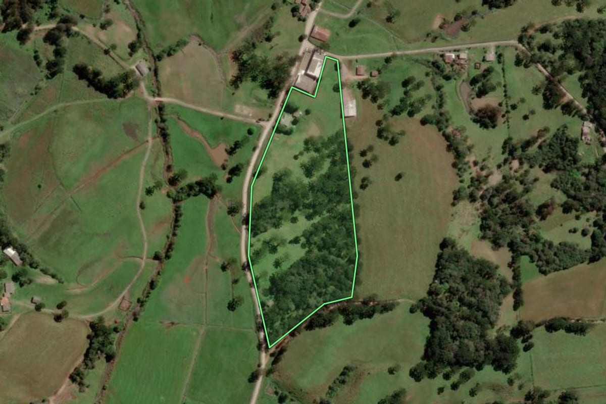 Imagem de satélite do imóvel rural em Bocaina do Sul (SC), com o contorno declarado no CAR desenhado por cima.