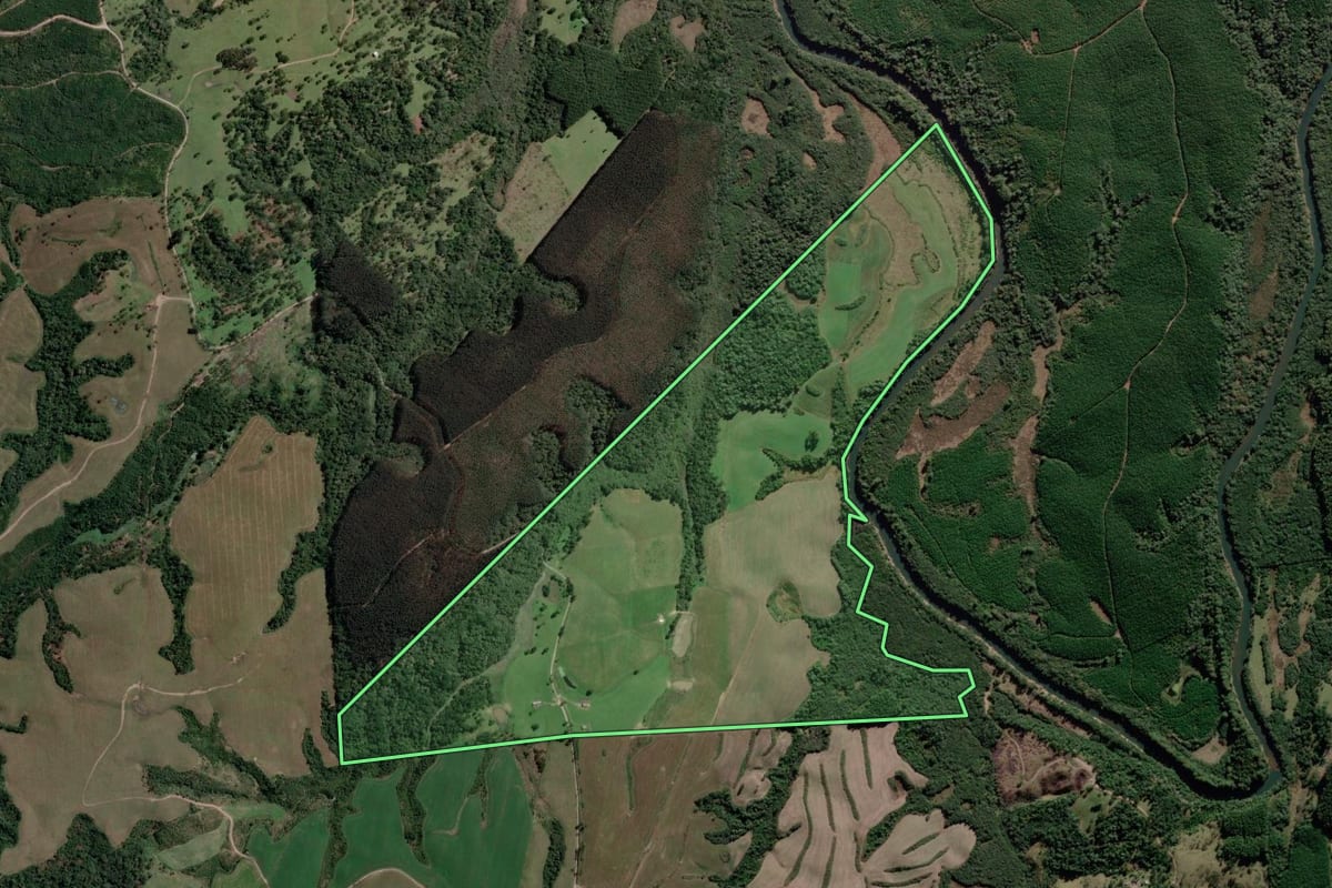 Imagem de satélite do imóvel rural em Bocaina do Sul (SC), com o contorno declarado no CAR desenhado por cima.