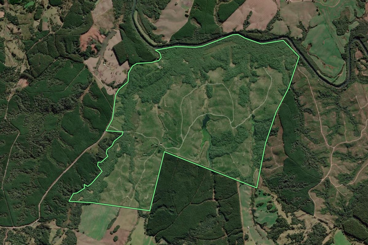 Imagem de satélite do imóvel rural em Bocaina do Sul (SC), com o contorno declarado no CAR desenhado por cima.