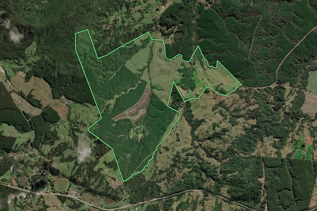 Imagem de satélite do imóvel rural em Bocaina do Sul (SC), com o contorno declarado no CAR desenhado por cima.