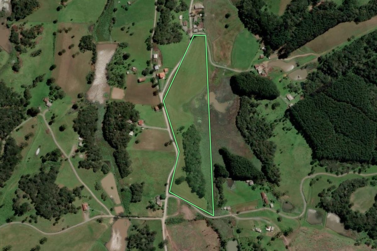 Imagem de satélite do imóvel rural em Bocaina do Sul (SC), com o contorno declarado no CAR desenhado por cima.