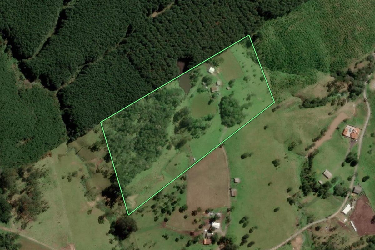 Imagem de satélite do imóvel rural em Bocaina do Sul (SC), com o contorno declarado no CAR desenhado por cima.