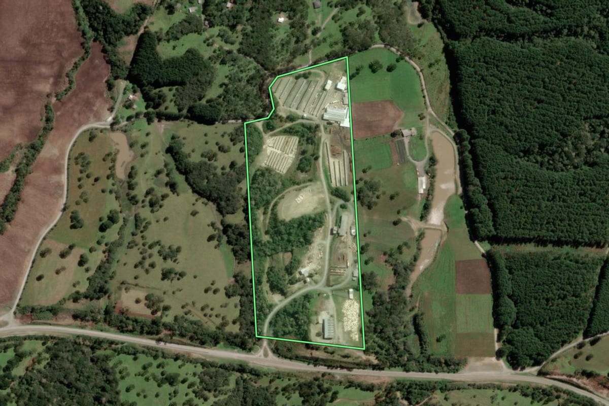 Imagem de satélite do imóvel rural em Bocaina do Sul (SC), com o contorno declarado no CAR desenhado por cima.