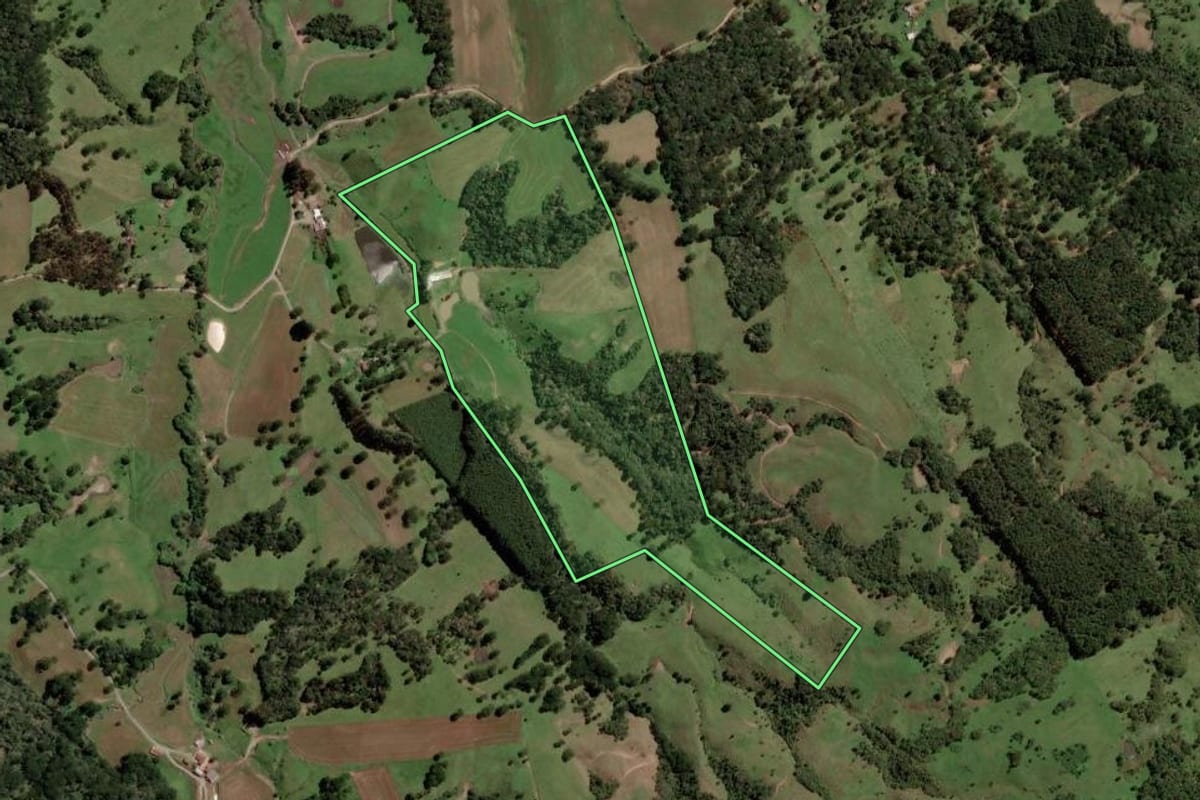 Imagem de satélite do imóvel rural em Bocaina do Sul (SC), com o contorno declarado no CAR desenhado por cima.
