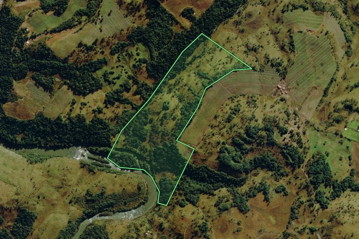 Imagem de satélite do imóvel rural em Bom Jardim da Serra (SC), com o contorno declarado no CAR desenhado por cima.