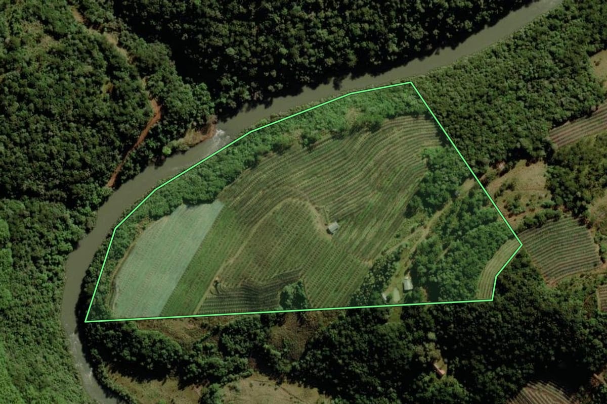 Imagem de satélite do imóvel rural em Bom Jardim da Serra (SC), com o contorno declarado no CAR desenhado por cima.