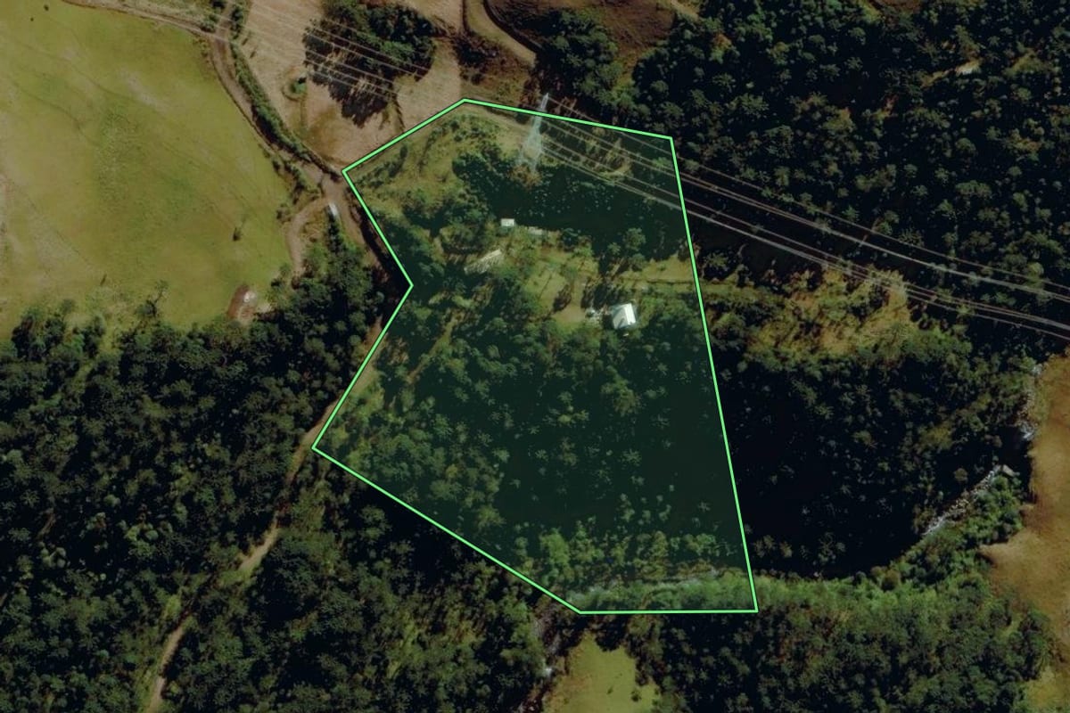 Imagem de satélite do imóvel rural em Bom Jardim da Serra (SC), com o contorno declarado no CAR desenhado por cima.