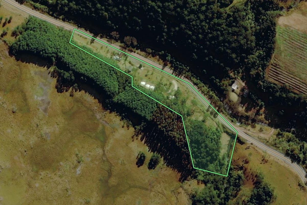 Imagem de satélite do imóvel rural em Bom Jardim da Serra (SC), com o contorno declarado no CAR desenhado por cima.
