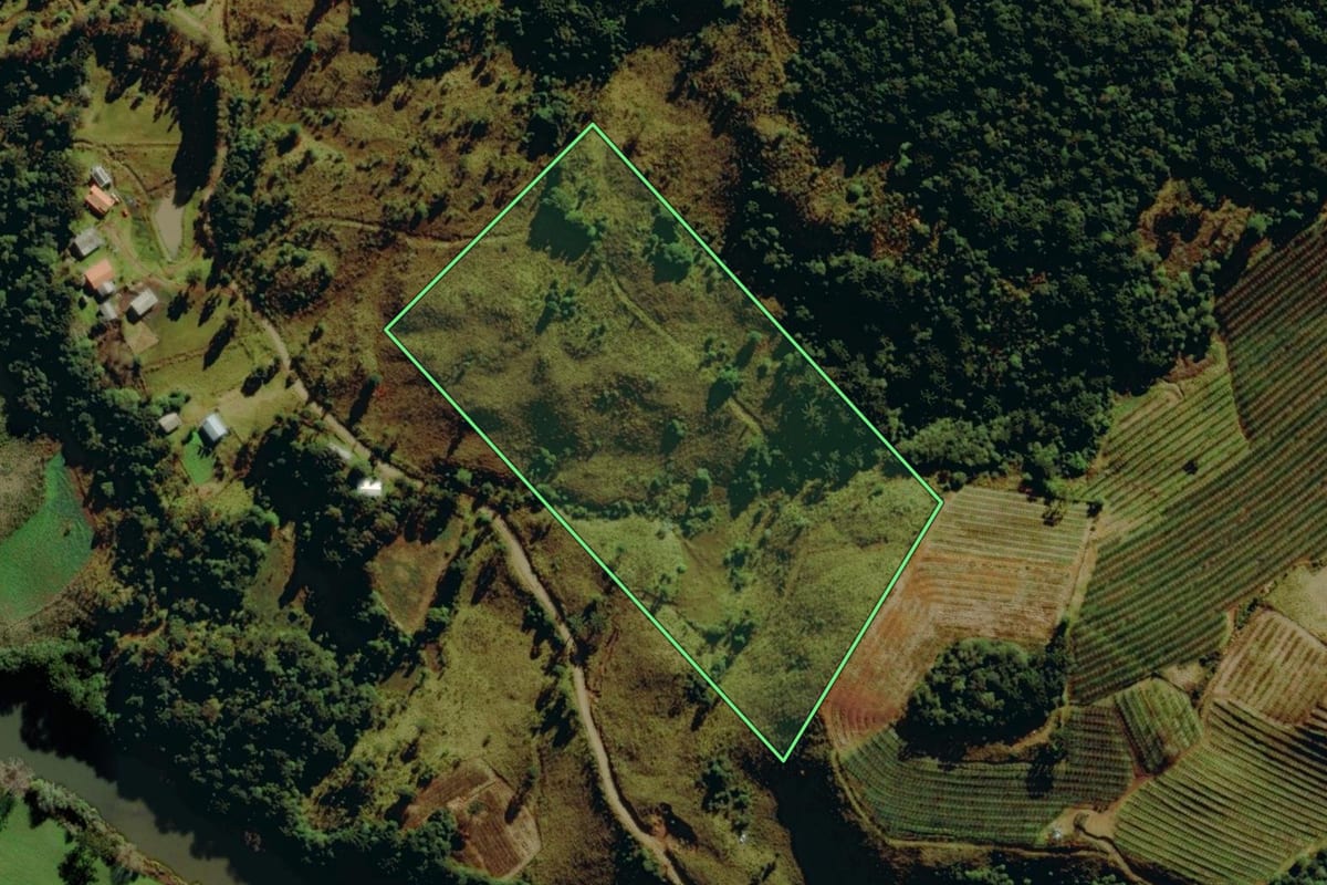 Imagem de satélite do imóvel rural em Bom Jardim da Serra (SC), com o contorno declarado no CAR desenhado por cima.