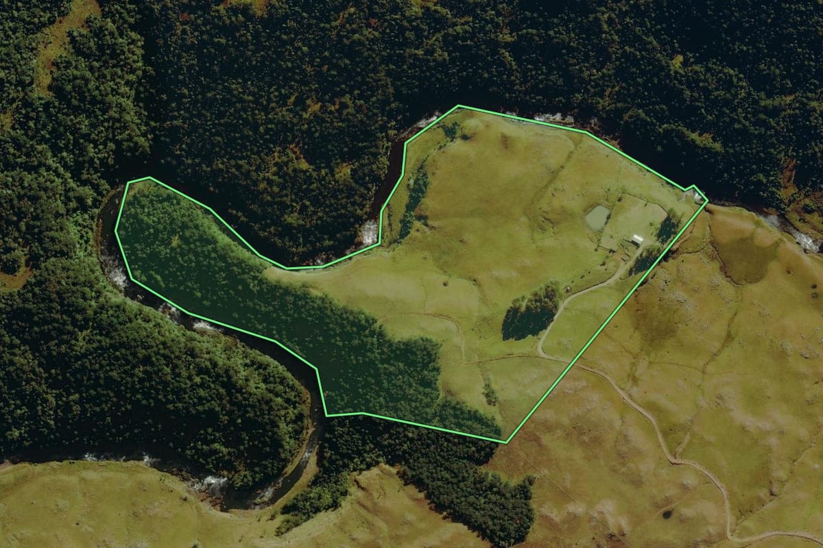 Imagem de satélite do imóvel rural em Bom Jardim da Serra (SC), com o contorno declarado no CAR desenhado por cima.