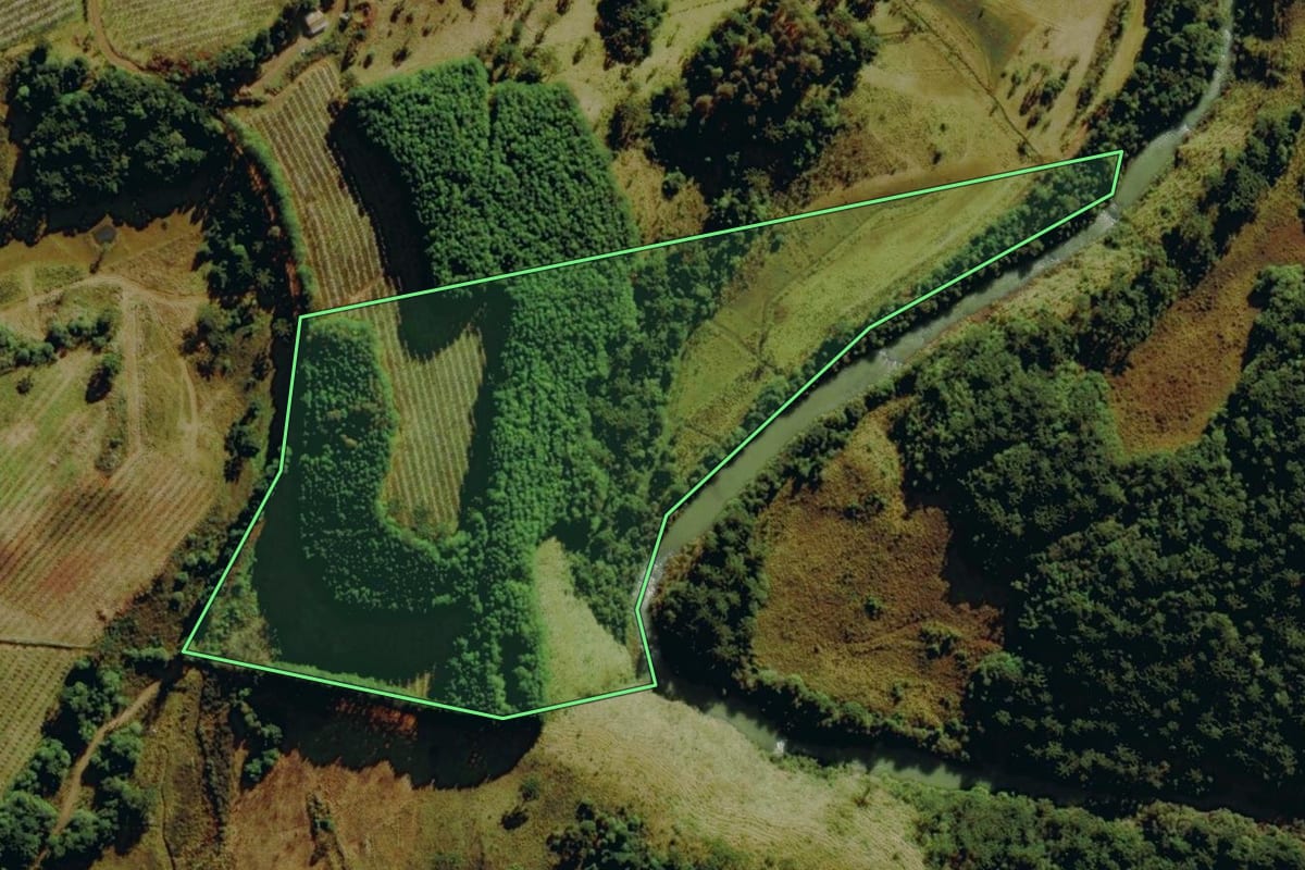 Imagem de satélite do imóvel rural em Bom Jardim da Serra (SC), com o contorno declarado no CAR desenhado por cima.