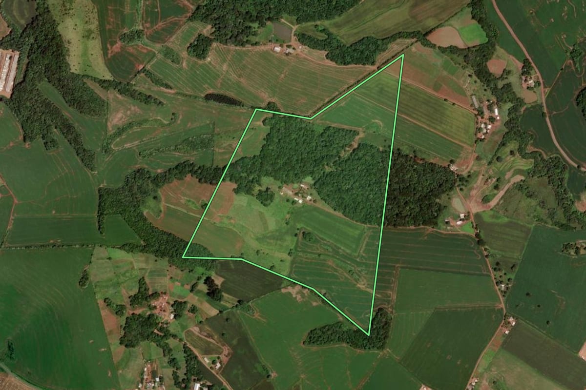 Imagem de satélite do imóvel rural em Bom Jesus (SC), com o contorno declarado no CAR desenhado por cima.