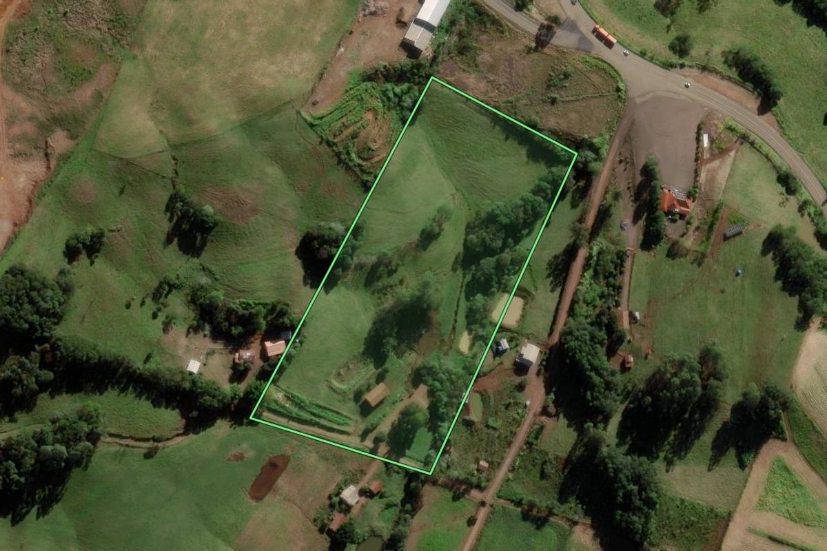 Imagem de satélite do imóvel rural em Bom Jesus do Oeste (SC), com o contorno declarado no CAR desenhado por cima.