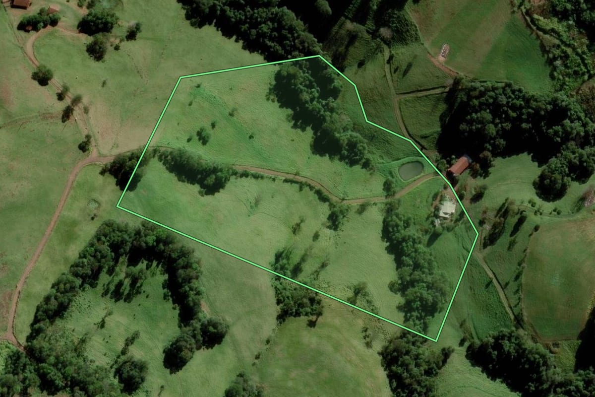 Imagem de satélite do imóvel rural em Bom Jesus do Oeste (SC), com o contorno declarado no CAR desenhado por cima.