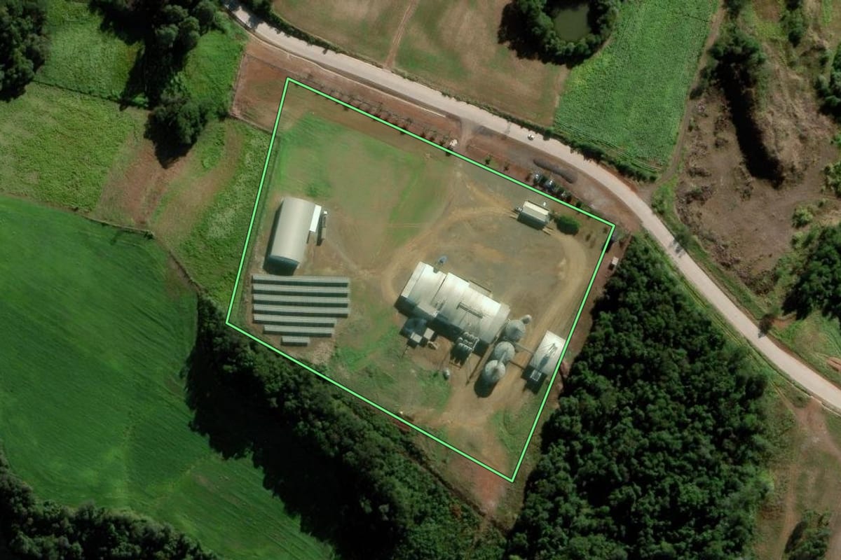 Imagem de satélite do imóvel rural em Bom Jesus do Oeste (SC), com o contorno declarado no CAR desenhado por cima.