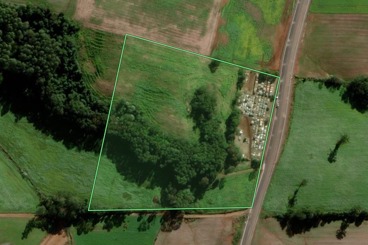 Imagem de satélite do imóvel rural em Bom Jesus do Oeste (SC), com o contorno declarado no CAR desenhado por cima.