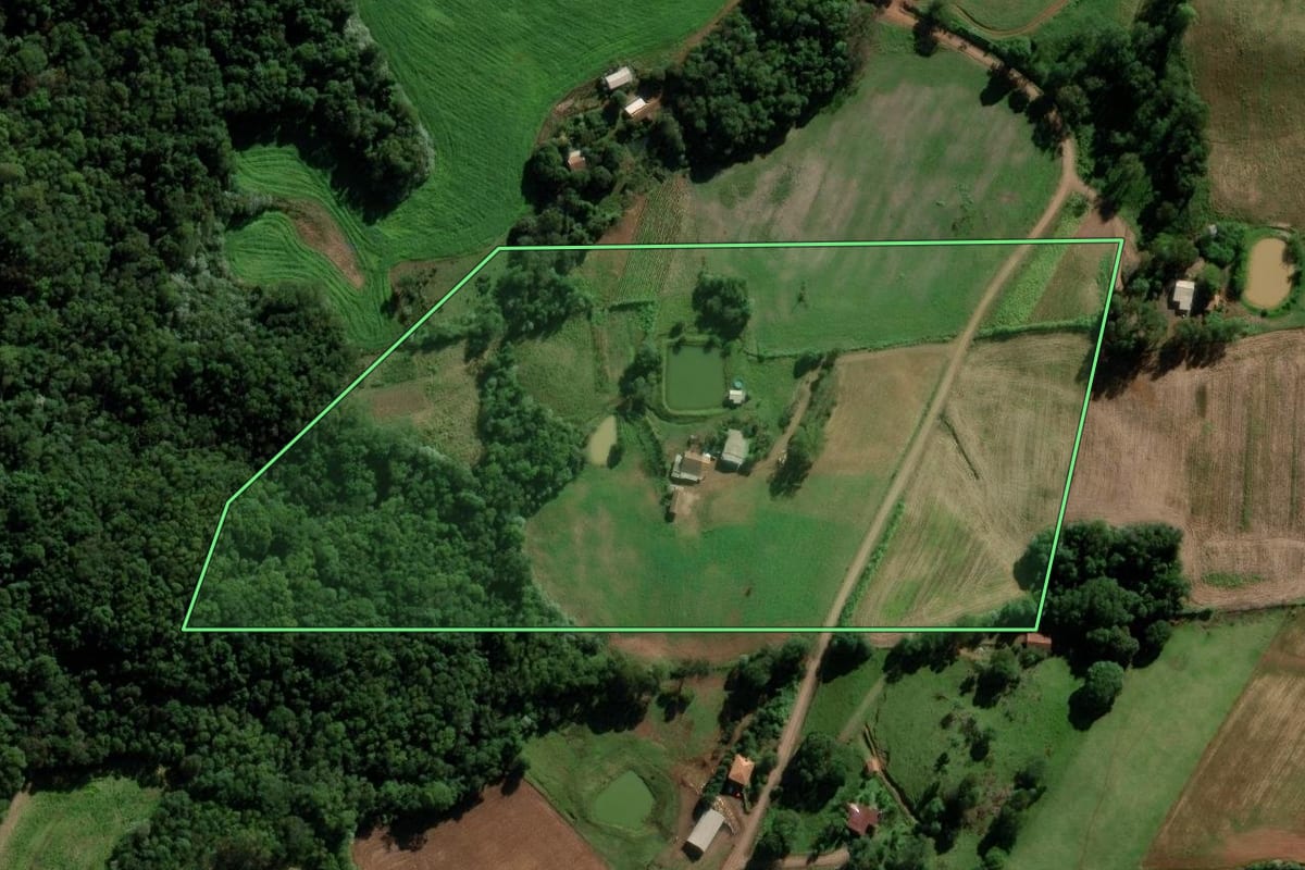 Imagem de satélite do imóvel rural em Bom Jesus do Oeste (SC), com o contorno declarado no CAR desenhado por cima.