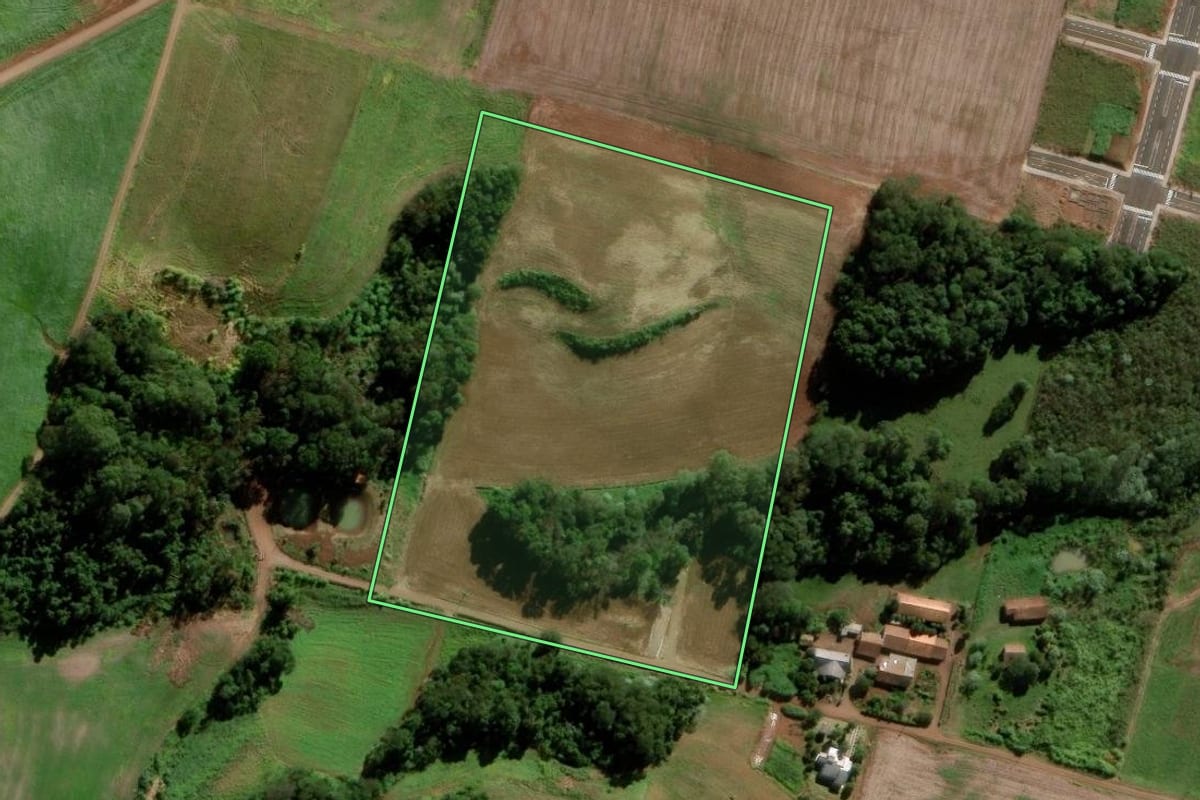 Imagem de satélite do imóvel rural em Bom Jesus do Oeste (SC), com o contorno declarado no CAR desenhado por cima.