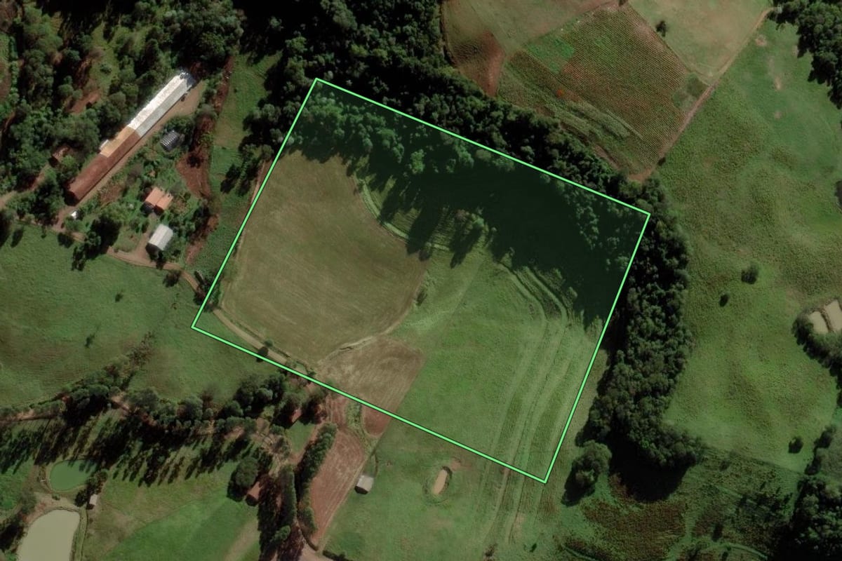 Imagem de satélite do imóvel rural em Bom Jesus do Oeste (SC), com o contorno declarado no CAR desenhado por cima.