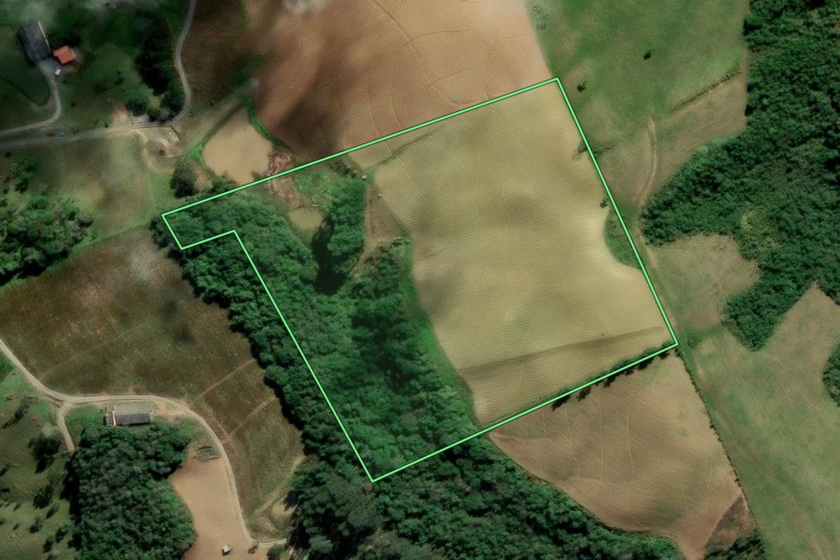 Imagem de satélite do imóvel rural em Bom Retiro (SC), com o contorno declarado no CAR desenhado por cima.