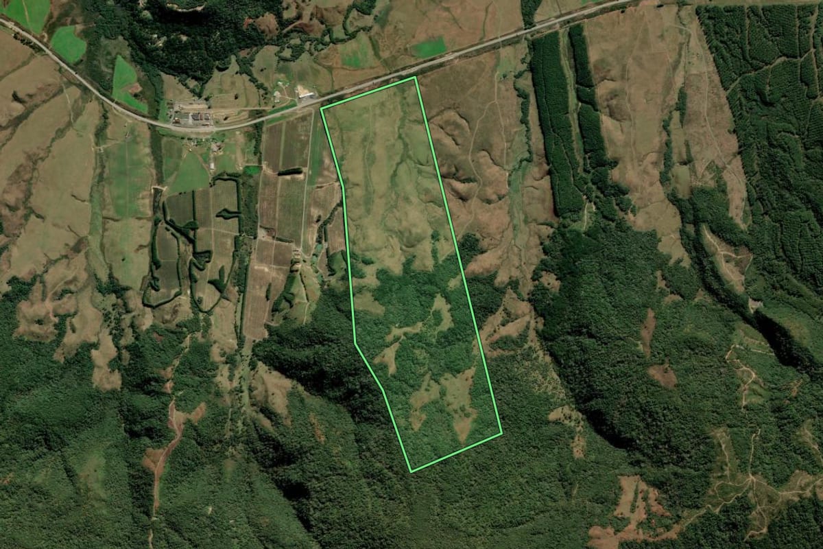 Imagem de satélite do imóvel rural em Bom Retiro (SC), com o contorno declarado no CAR desenhado por cima.