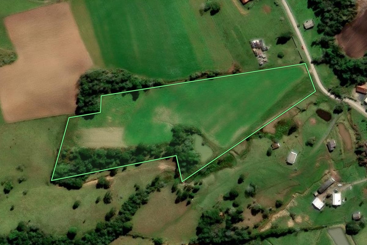Imagem de satélite do imóvel rural em Bom Retiro (SC), com o contorno declarado no CAR desenhado por cima.